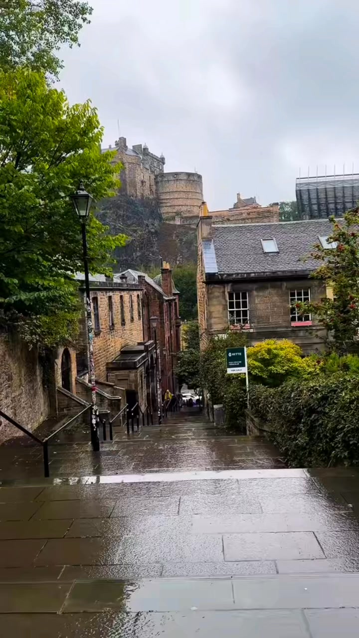 Edinburgh's Victoria Street & Castle in Rain Diagon Alley Vibes # ...