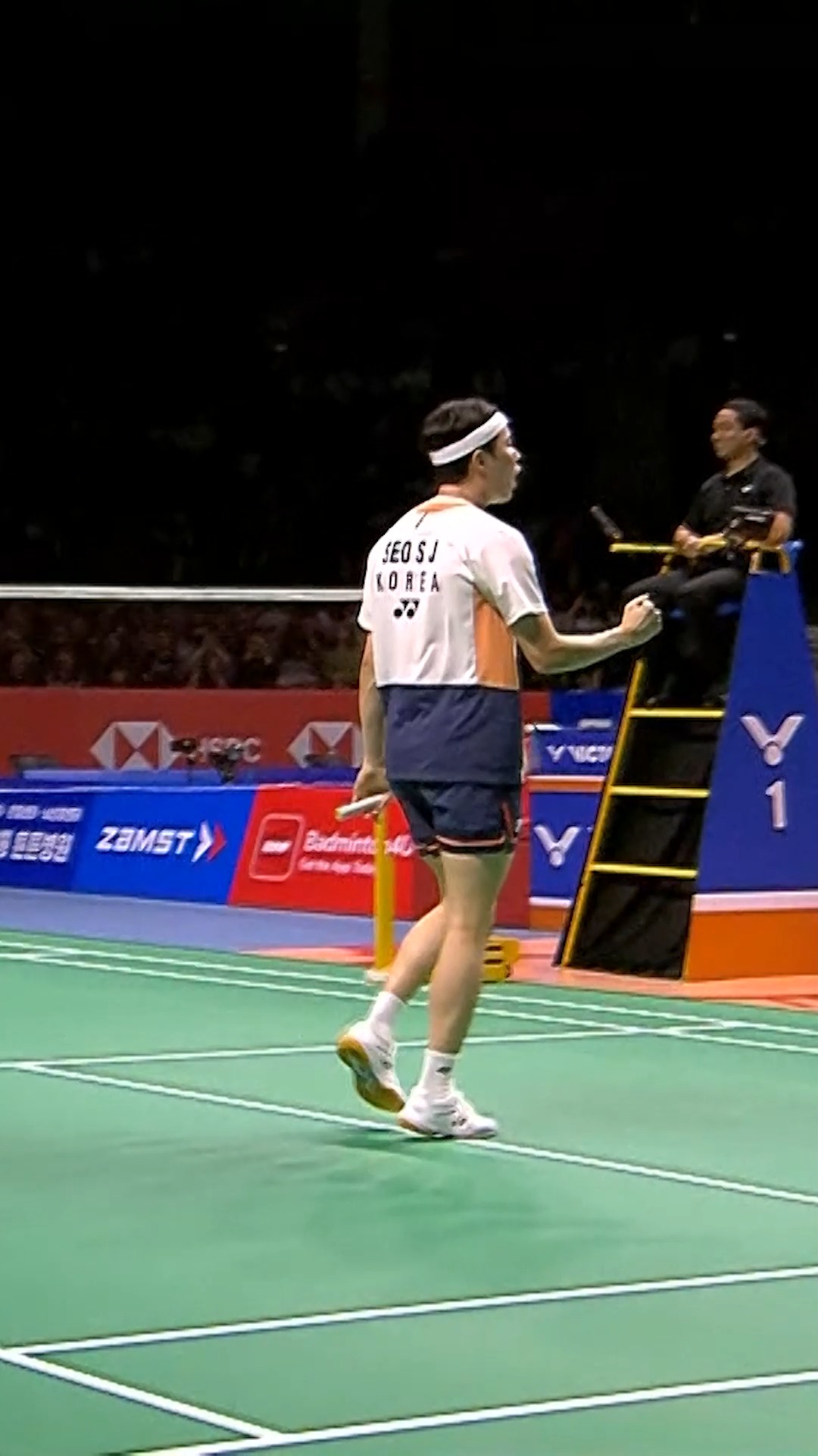 Switching racket, still sealing the point. 👏 Follow live action: https ...