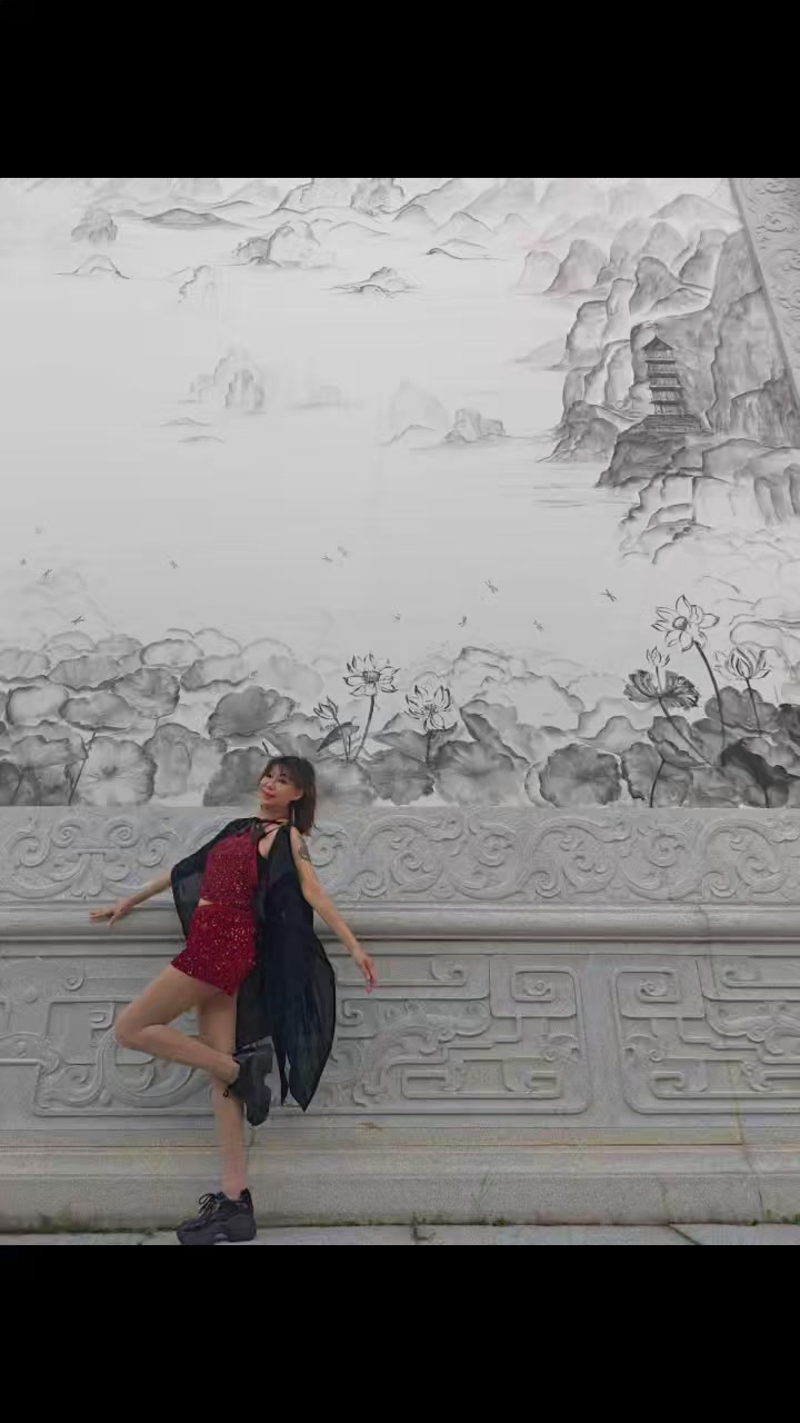山河大地在动摇良辰美景在今宵遥远佛号随风飘佛光遍天涯海角