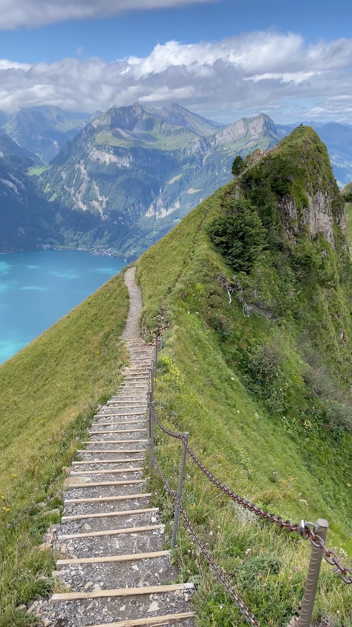The hike👇 📍Stoos Ridge Hike, Switzerland ️4,5 km ↗️380 m ⏰2 hours 🏁 ...