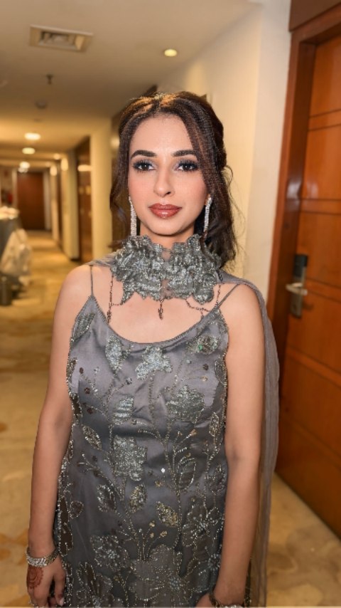 Ice queen vibes, but make it wearable! ❄️✨ We went for a sultry, soft-smoked silver eye to complement this gorgeous grey ensemble. Paired with a glowing base and a glossy, deep lip, she is absolutely 