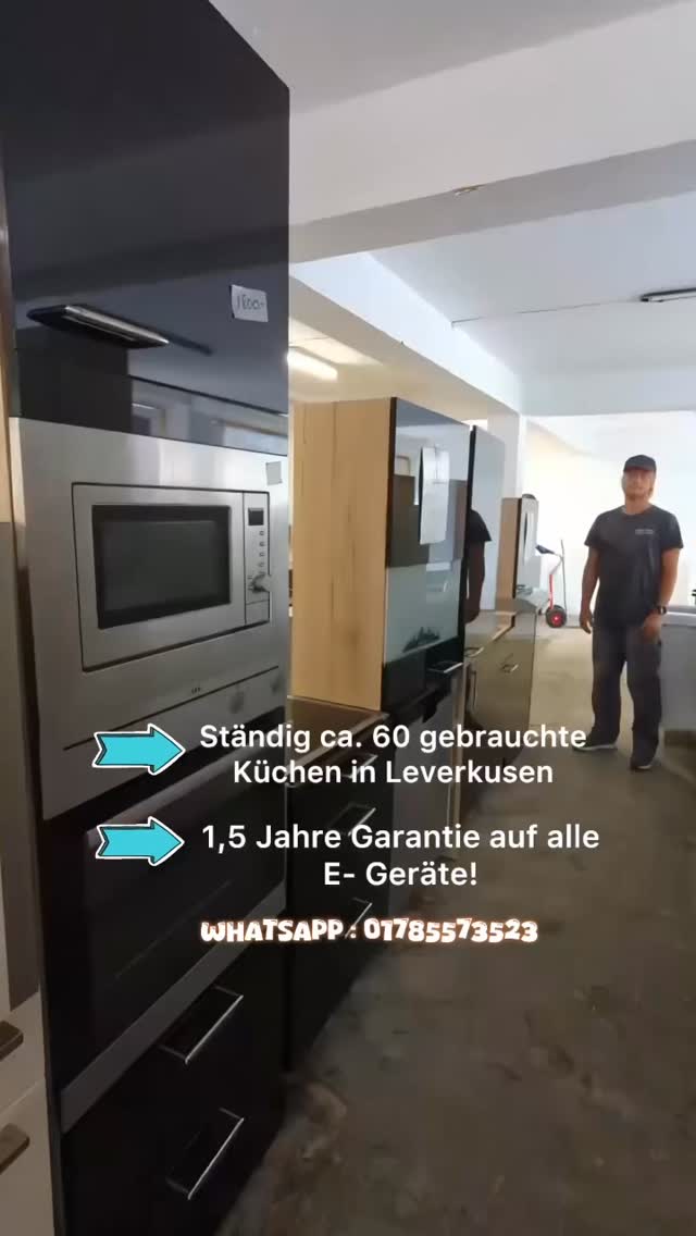 🌞 Diese Küchenzeile in schwarz-Hochglanz, Komplette Küchenzeile mit:, ☑️AEG Backofen & Cerankochfeld, ☑️SIEMENS Spülmaschine, ☑️PKM Mikrowelle, ☑️Integrierter Dunstabzug, ☑️ Spüle & Armatur, ☑️Viel