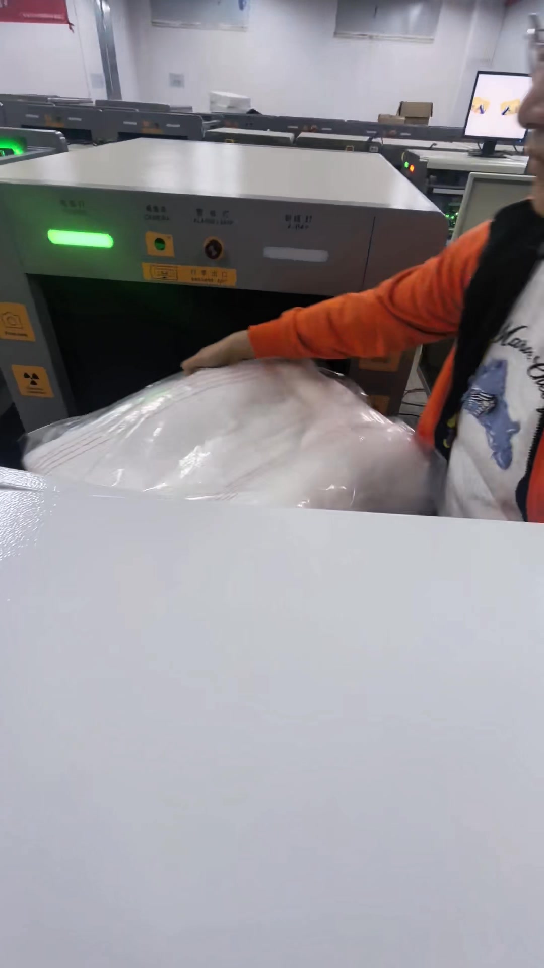 #The Andun AD-6550 security scanner detects a broken sewing needle ...