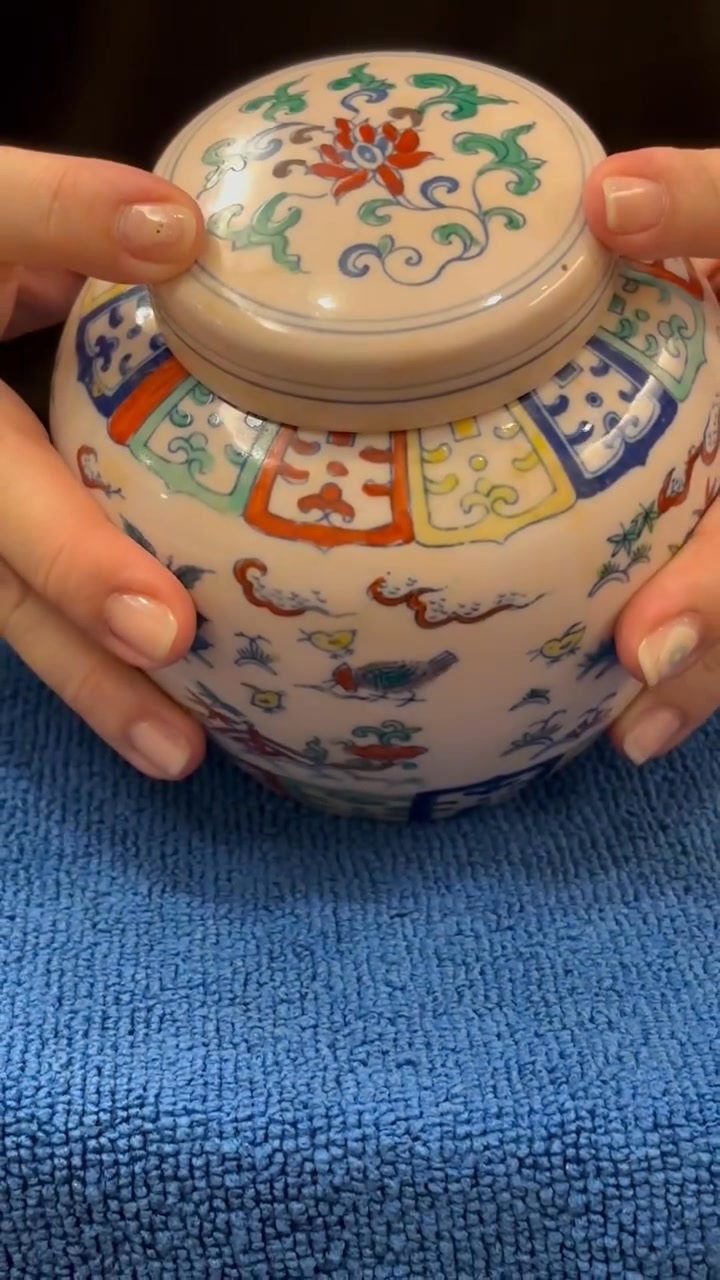 大明成化的鬥彩。 雞缸杯圖樣的天字罐。 粉紅胎，內壁畫是兩幅春宮圖