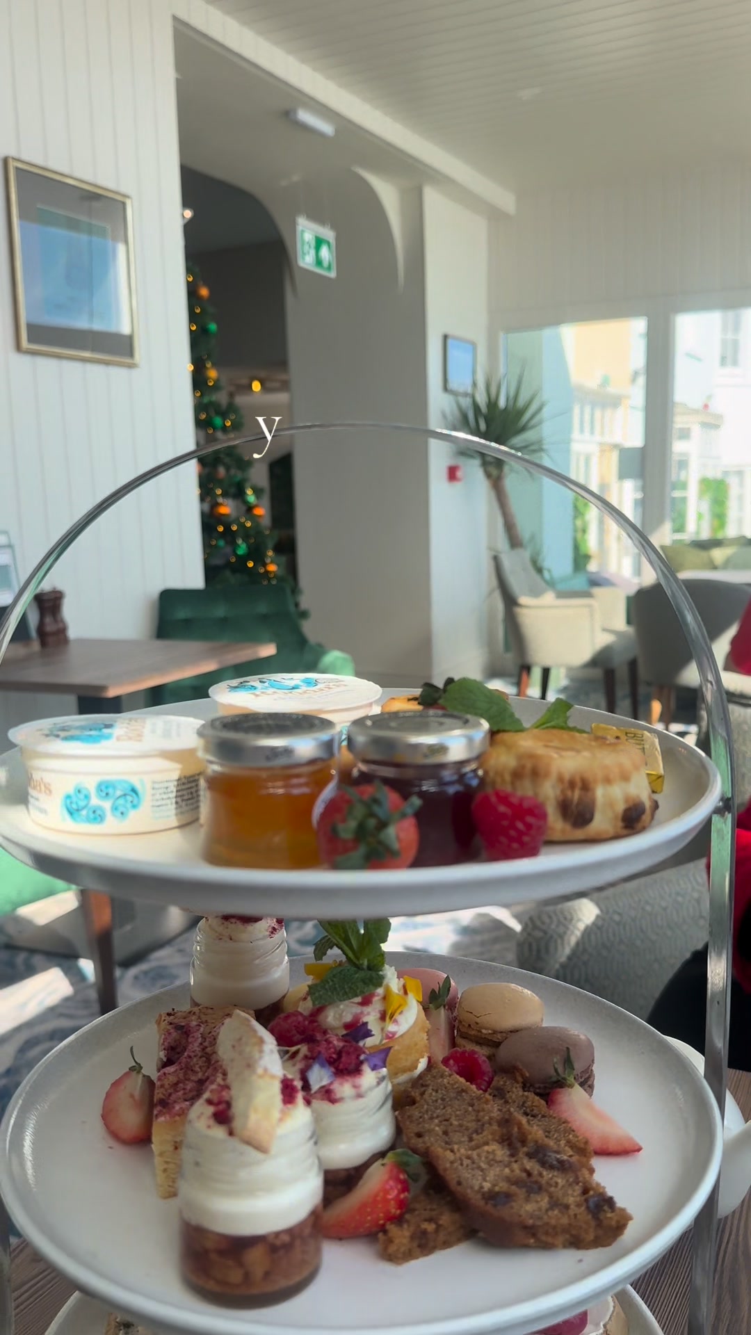 Scones by the seaside, what could be better? ☕️ We serve afternoon tea ...