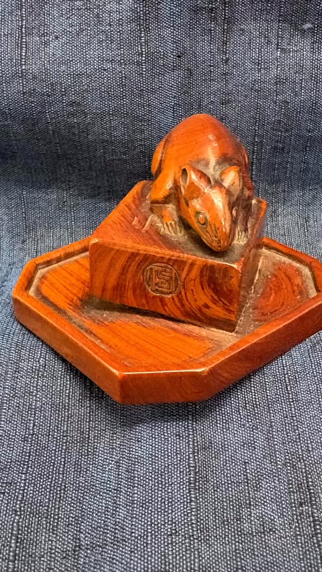 木製根付 鼠 下から少し出ているのは、亀？ #木製根付 #netsuke