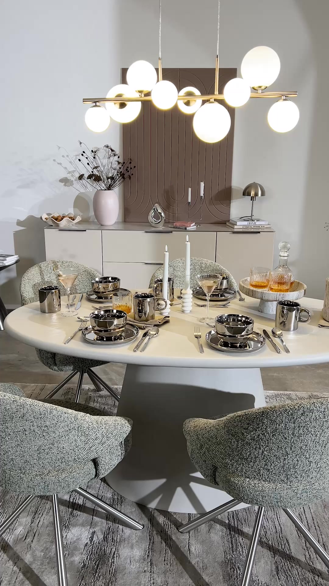 Mehr Glanz ✨ am Tisch. Unser Shiny Silver Trendlook mit silbernem Geschirr 🍽️ bringt futuristische Eleganz 🪩 ins Esszimmer., TV-Element: 0887059101 - Drehstuhl: 0575048801 - Esstisch: 1125033001