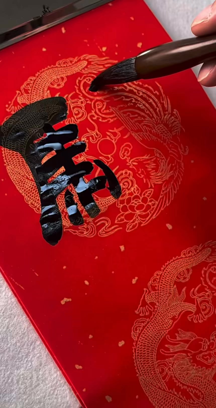 駿馬奔騰迎新春， 吉祥如意賀豐年。（隸書） 週末的晚上，來點喜慶的味道 ️ #网络学习视频 #转推 #隶书 #毛笔字 #春联 #劉炳森隸書 ...