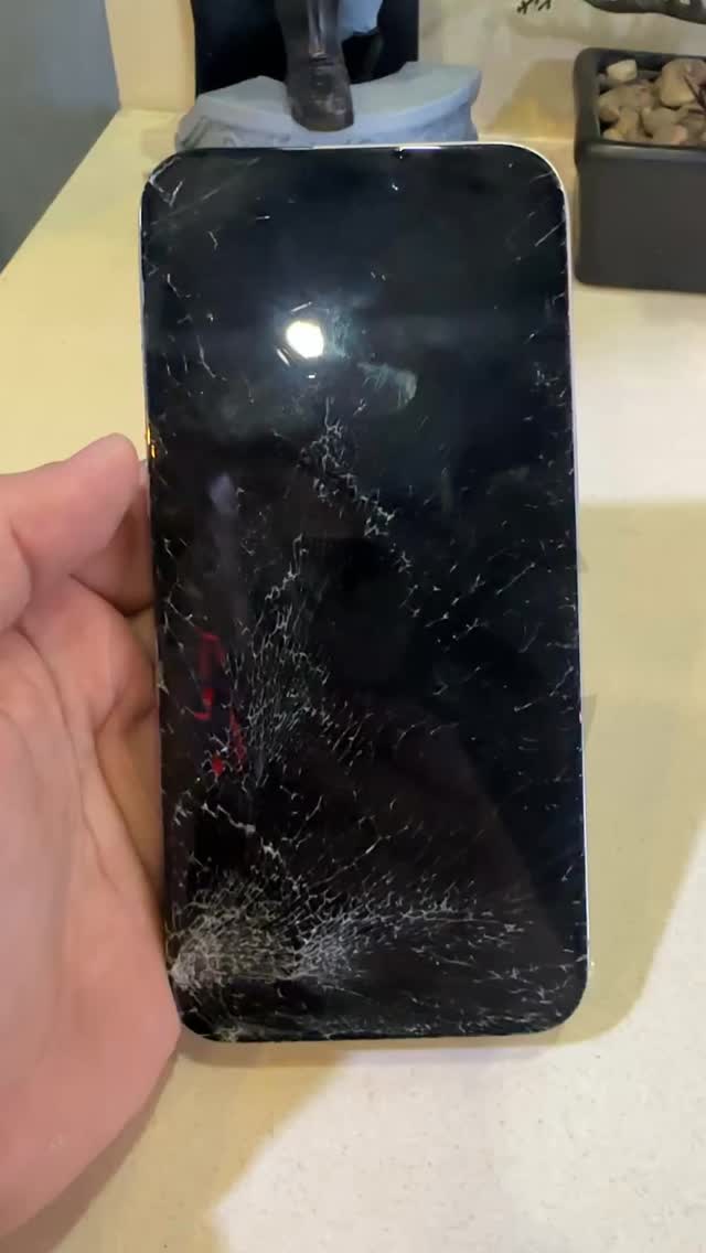 📱💥🔧 Cambio de display iPhone 15 Pro Max Este iPhone 15 Pro Max ingresó ...