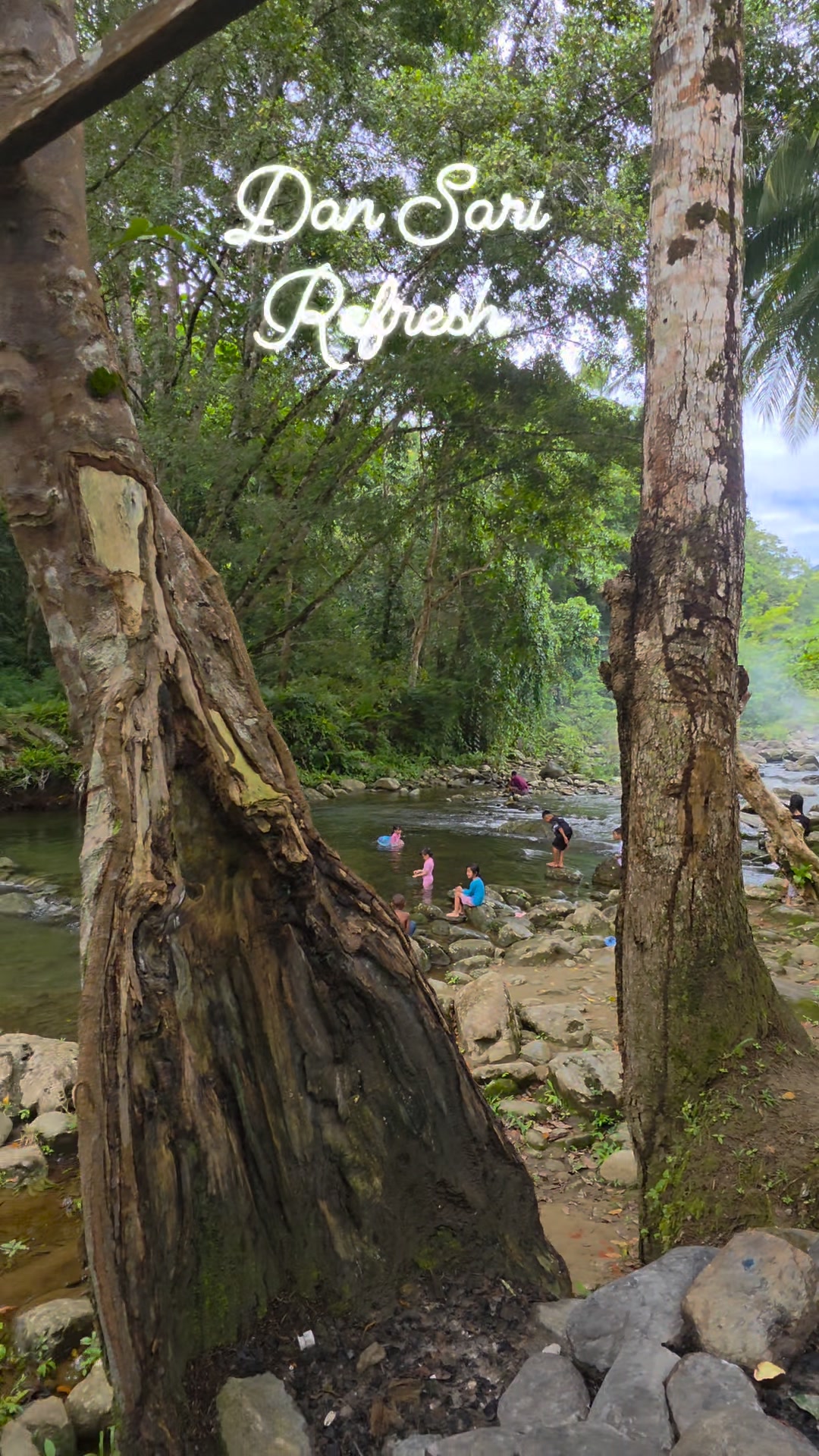 Sungai Dansari (atau Kali Dansari) terletak di Kampung Dosay, Distrik ...
