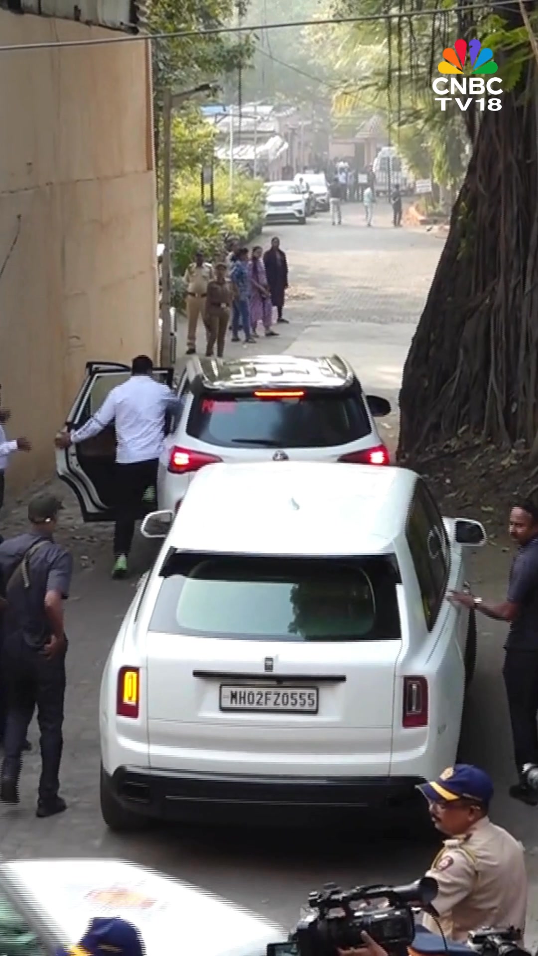 Actor Shah Rukh Khan reached the Pawan Hans Crematorium to pay his last ...