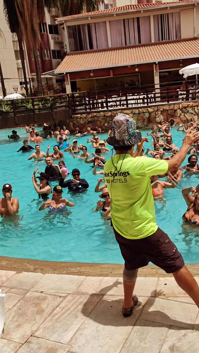 Fica amor ️ ️ ️ Dancinha mais pedida na hidro do Hot Springs | Wirley ...
