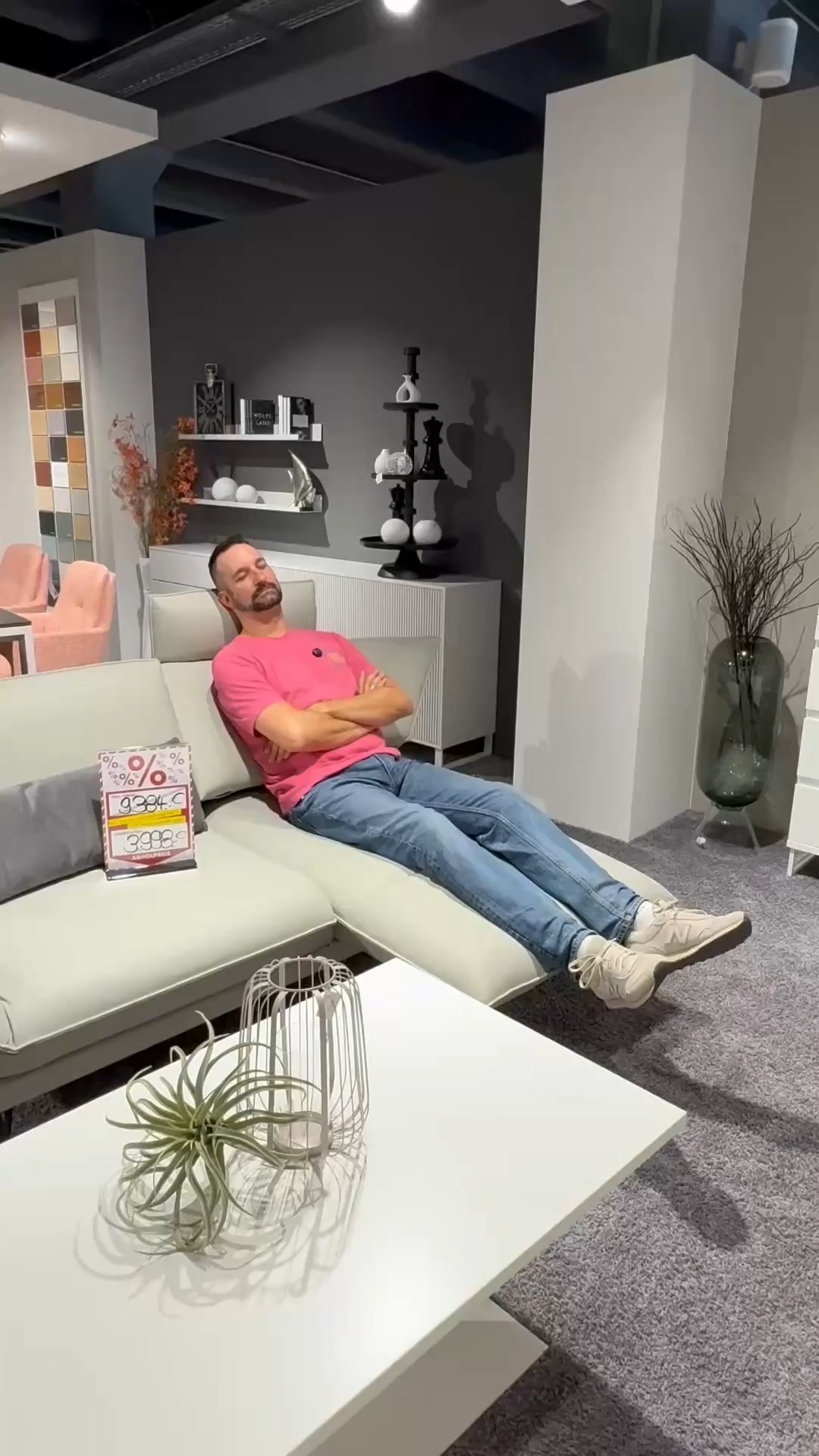 Eigentlich wollte Björn nur kurz probesitzen. Jetzt macht er es sich erstmal richtig gemütlich. 🙄, Denn die richtige Couch erkennt man nicht auf den ersten Blick. Man muss sie testen, fühlen und am