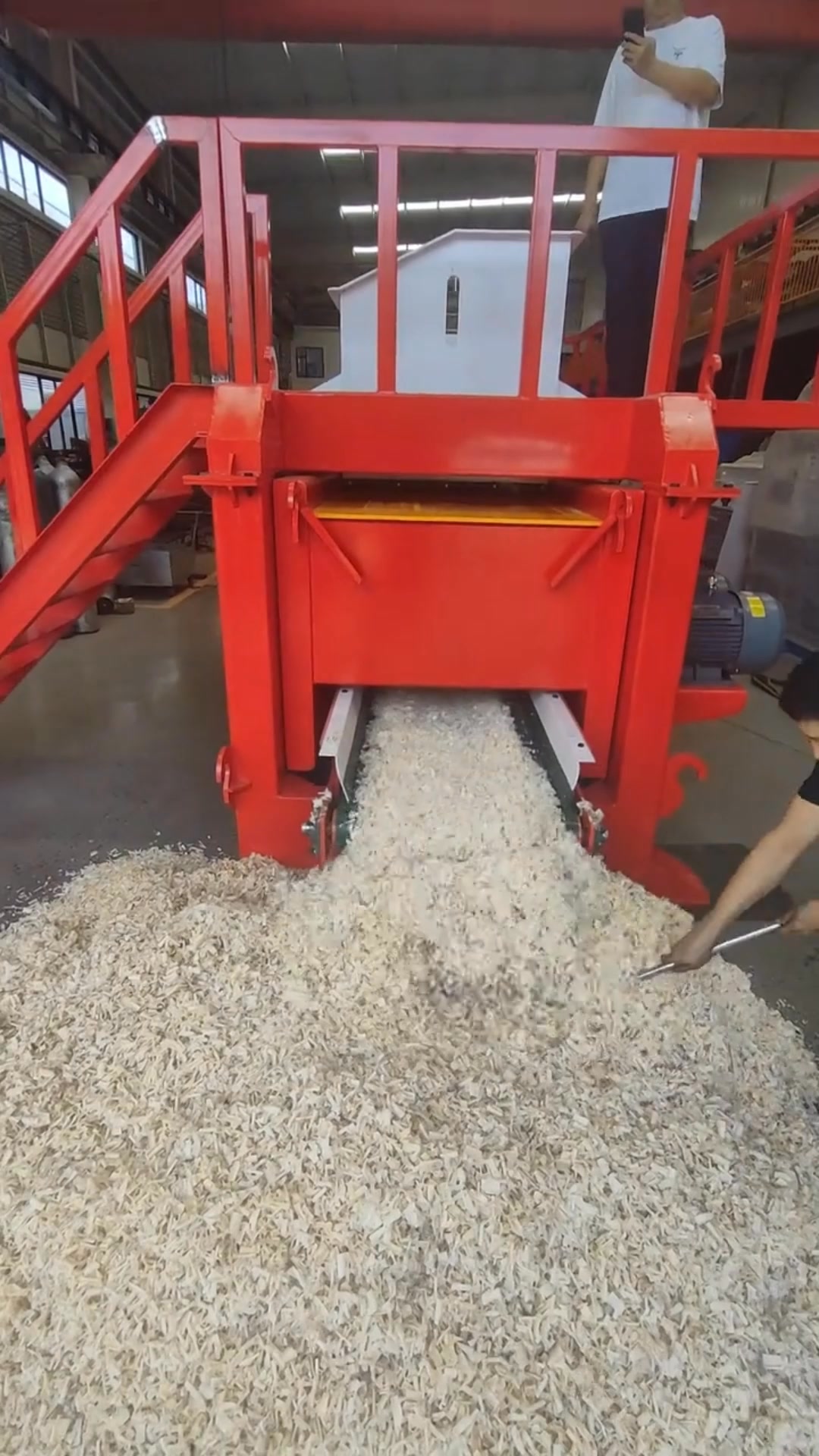 Wood shaving machines produce wood shavings from logs, which can be ...