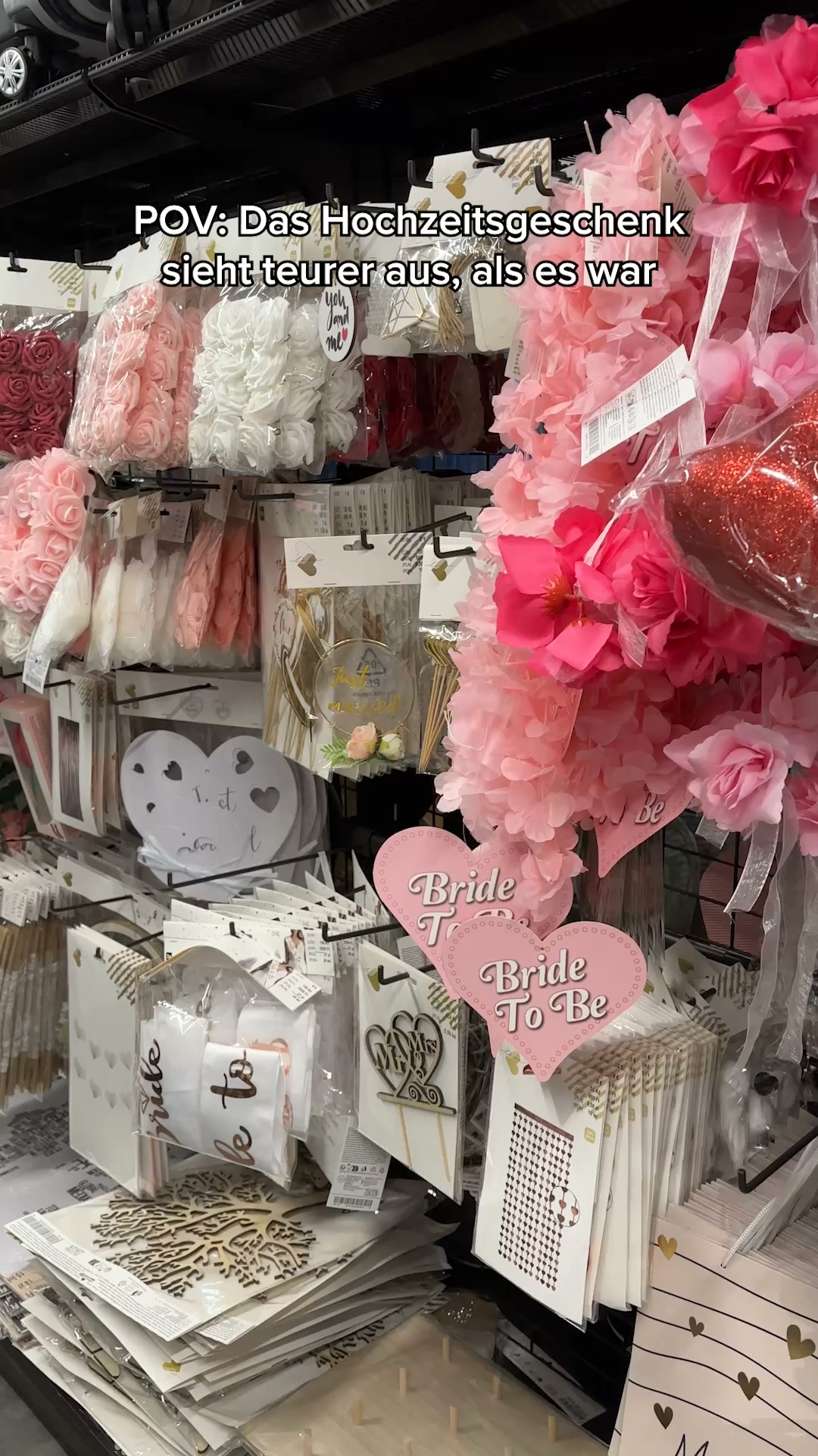 Ich glaube, keiner würde erraten, woher das Geschenk ist 👀🤍, Was darf für euch in einer perfekten Hochzeits-Geschenkbox nicht fehlen?, #TEDi #Hochzeit #Hochzeitsgeschenk #WeddingInspo #Geschenkideen