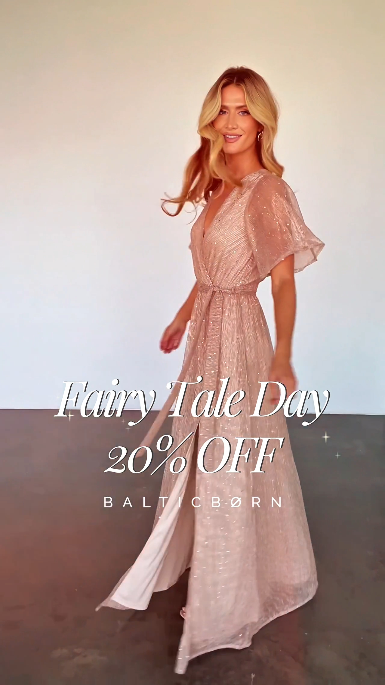 dresses women knee length Anecdote U-Neckline Dress Sage Embrace timeless elegance in Modern icons BABARONI Lace Champagne Wedding Size:4 Toddler