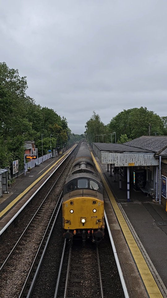 37116 powers through Hildenborough Station with the Colas UTU Test ...