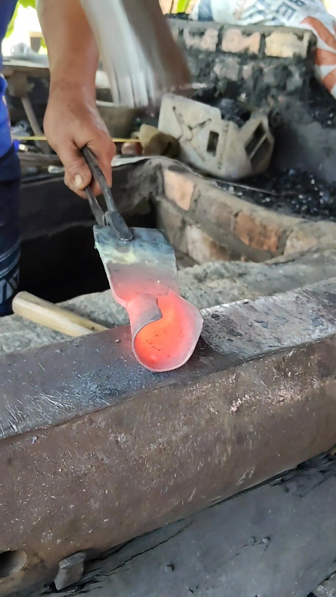 The process of making crowbars,,, - #Blacksmith - #traditional_iron ...