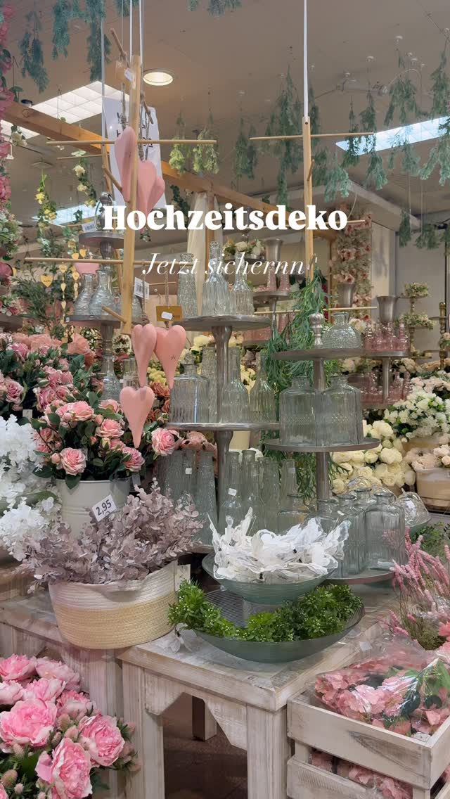 Liebe liegt in der Luft – und die perfekte Deko wartet bei uns! 💕✨ Entdecke unsere Hochzeits-Highlights und lass dich inspirieren. 💍🌸 #Hochzeit #Hochzeitsdeko #WeddingInspo #duisburg #summerwedding