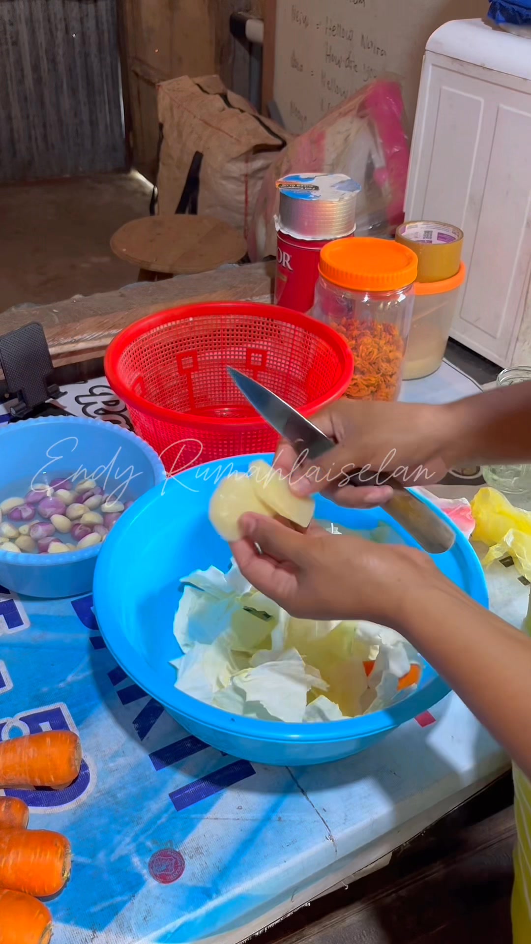 Hari ini di Dapur rame karna ada Bapa Endy dan Kaka Elen yg baku bantu ...