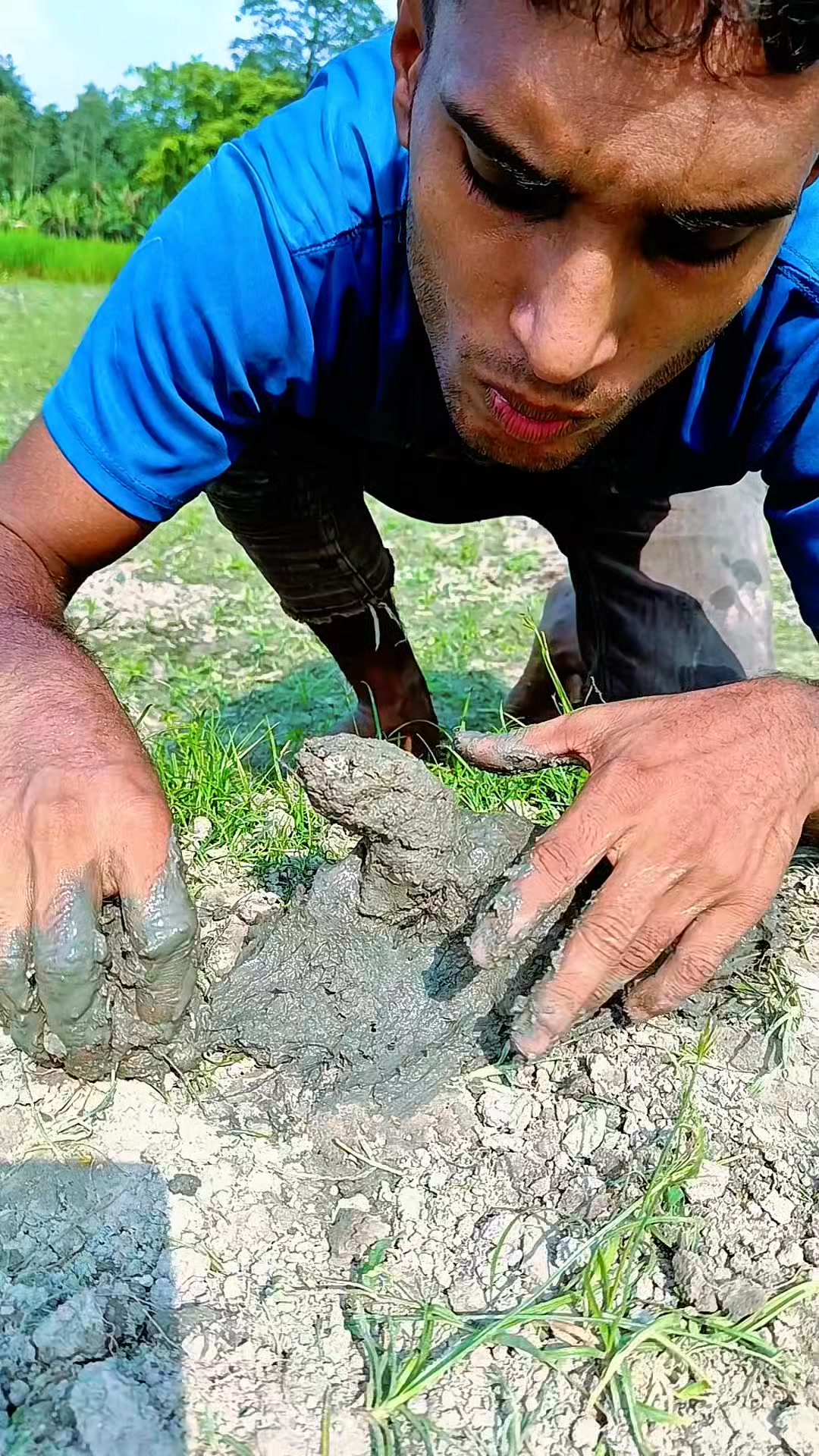 Making a mud snake with mud #camping #bushcraft #survival #outdoors # ...