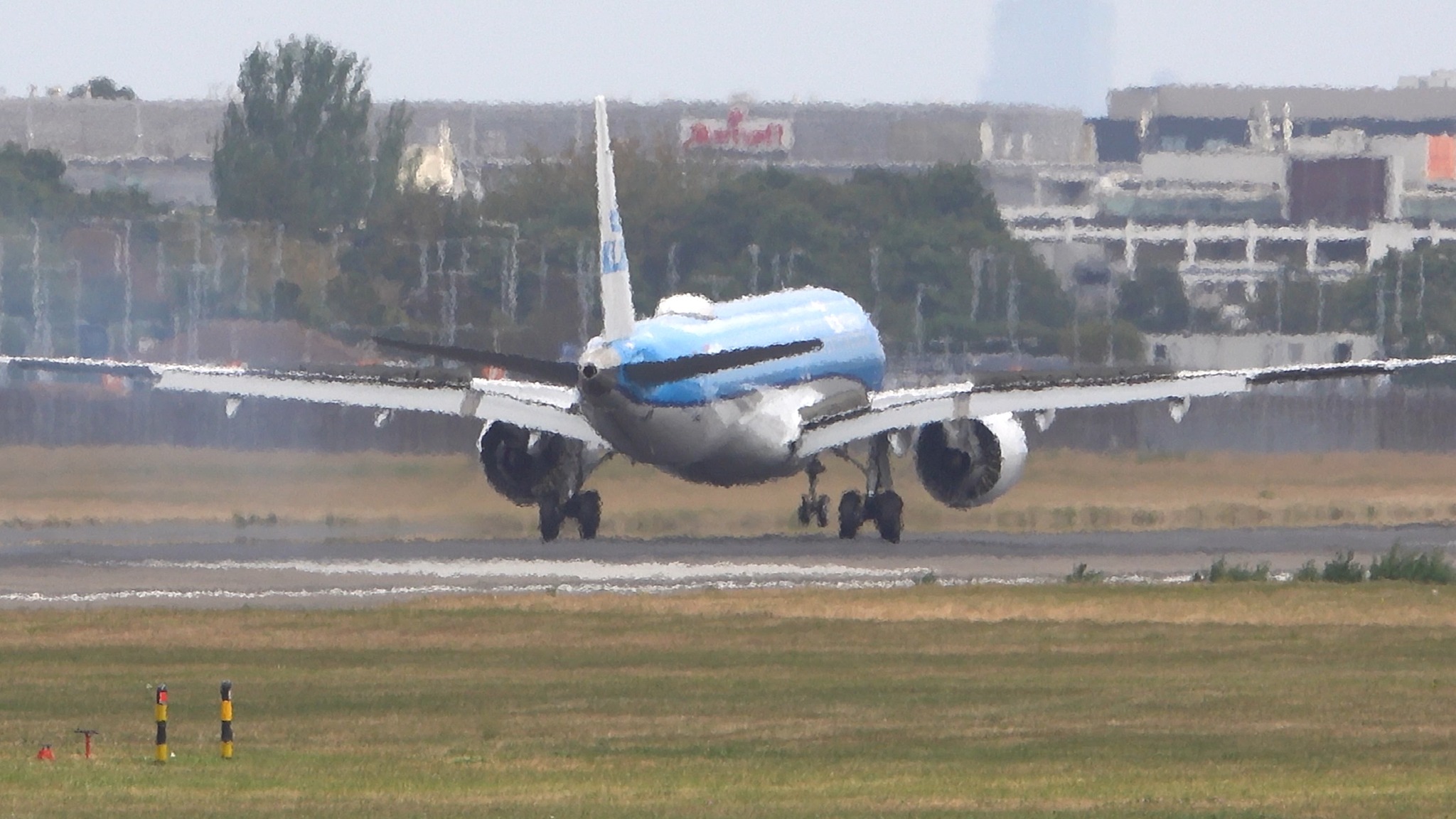 KLM KL1009 From Amsterdam Embraer E195 PH-NXR landing 09L at London ...