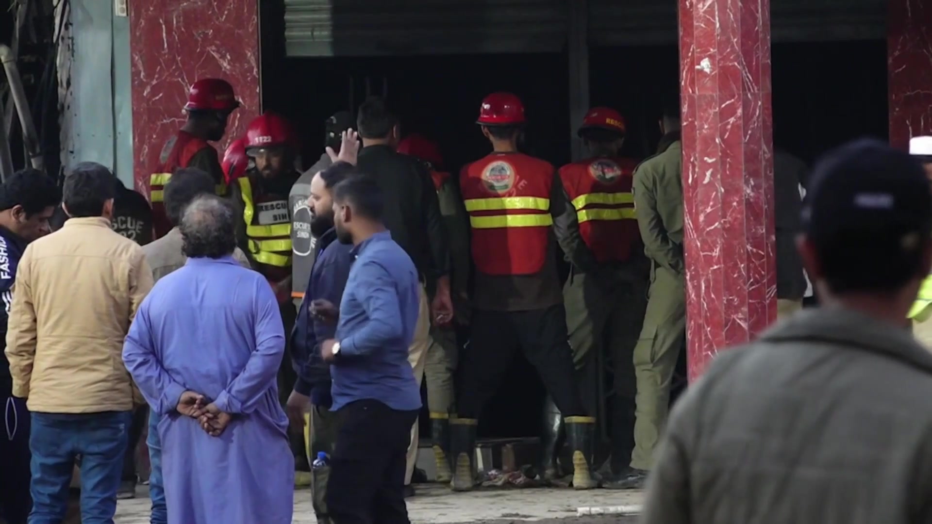 Jumlah korban tewas akibat kebakaran yang melanda pusat perbelanjaan di ...