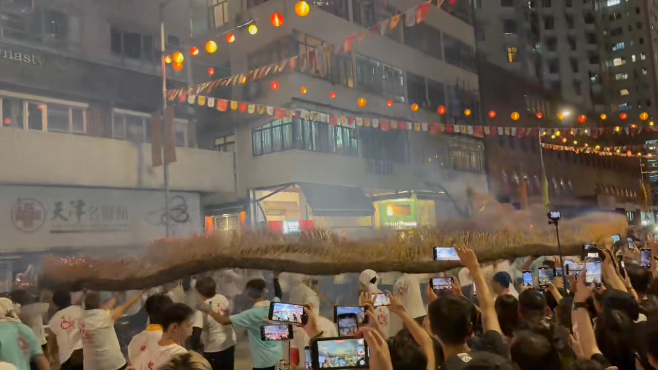 【大坑舞火龍點燃中秋前夜 引中外遊客共賞】 每逢中秋佳節，香港大坑的街頭巷尾都會燃起一條「火龍」。數萬支香火點燃的龍身，伴隨著鑼鼓喧天翩然起舞 ...