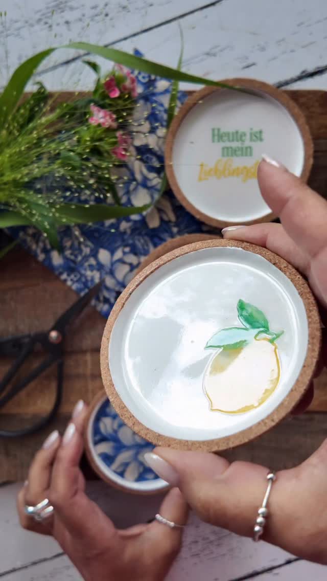 Okay… ich bin vielleicht ETWAS spät dran bei diesem Trend 😂🍋, Aber wie hübsch sehen bitte diese IKEA Kork-Untersetzer aus, wenn man sie mit Gießmasse, Rub Ons und Gloss plötzlich aussehen lässt wie