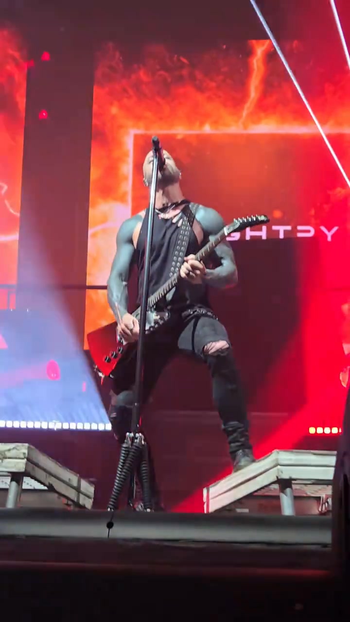 One voice. One stage. Pure magic. @Daughtry never misses. 🤘 #Daughtry # ...