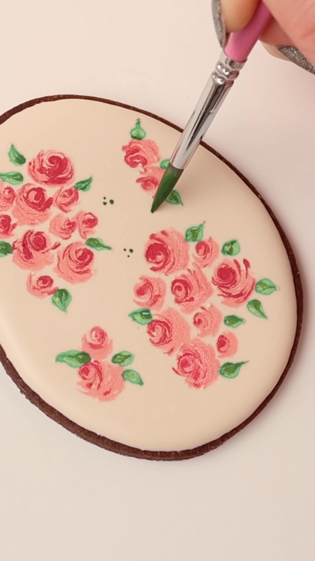 Wet-on-wet royal icing roses on chocolate Easter cookies 🐣 Watch the ...