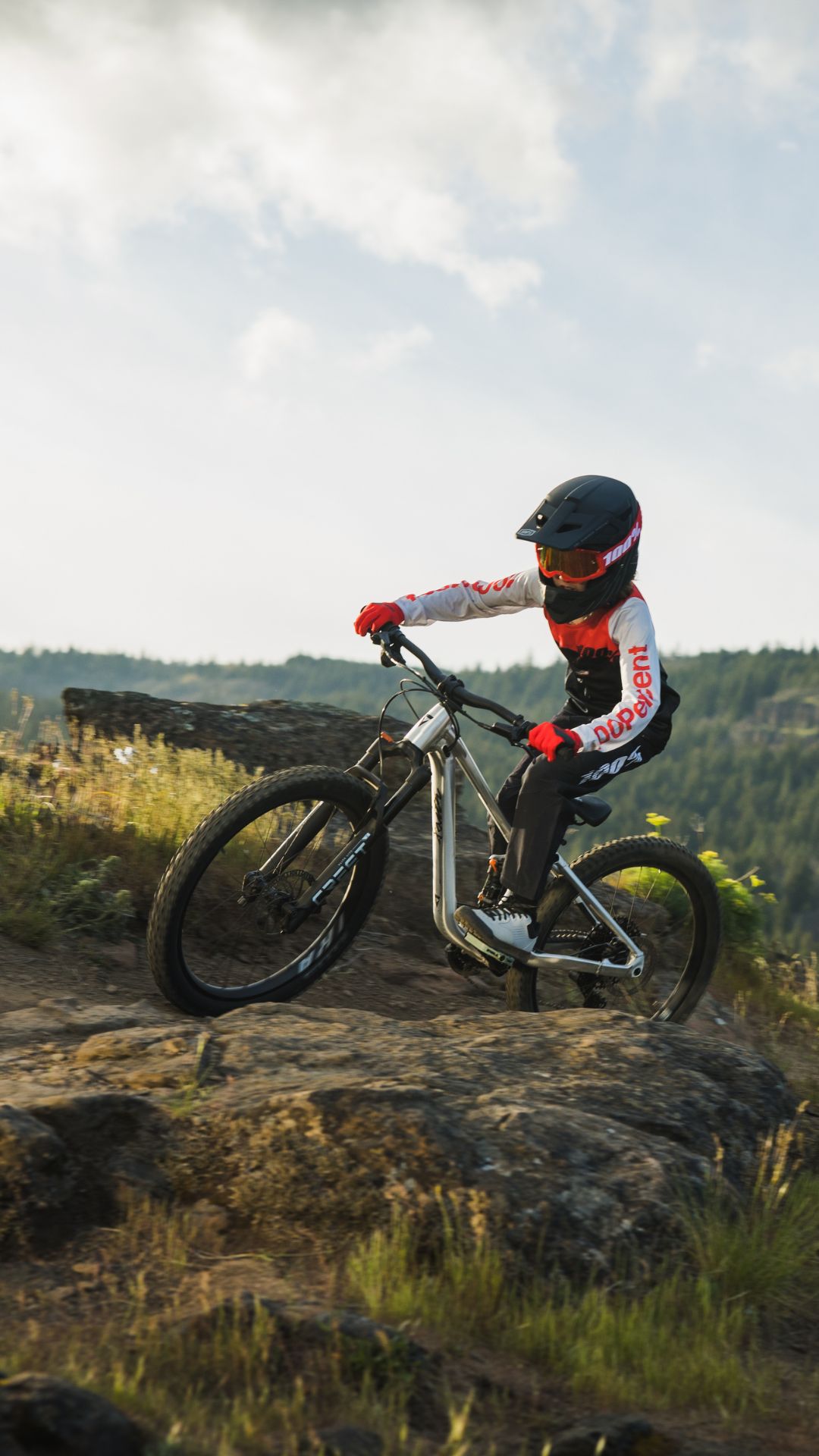giant bicycles 24 inch STP (2024) around shredder is built on a lightweight Small but capable. Ready to