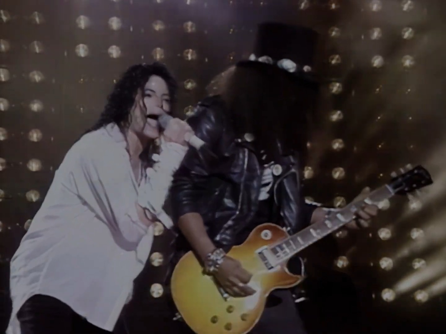 🎸👑 Em 30 de dezembro de 1992, o Rei do Pop levou o rock para o