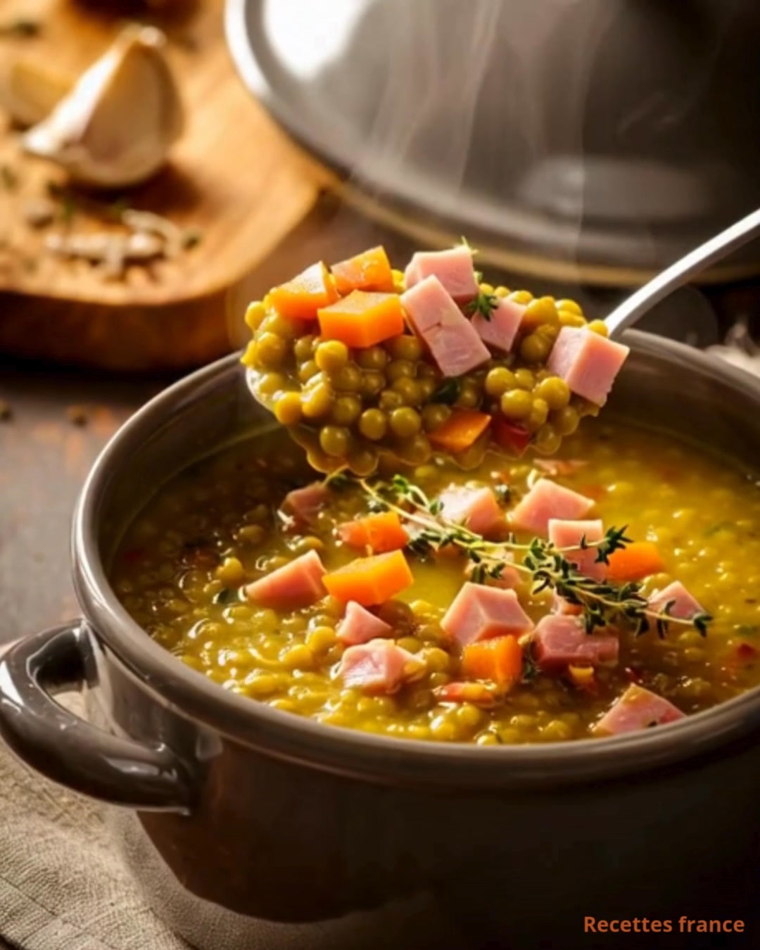 Soupe Rustique de Pois Cassés aux Lardons et Légumes 🍲🌿 Ingrédients ...