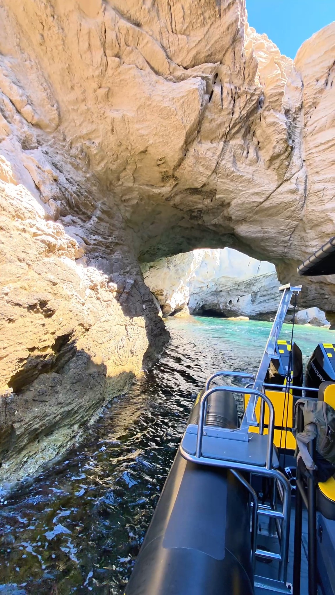 quand-tu-arrives-en-bateau-au-pied-des-falaises-de-bonifacio