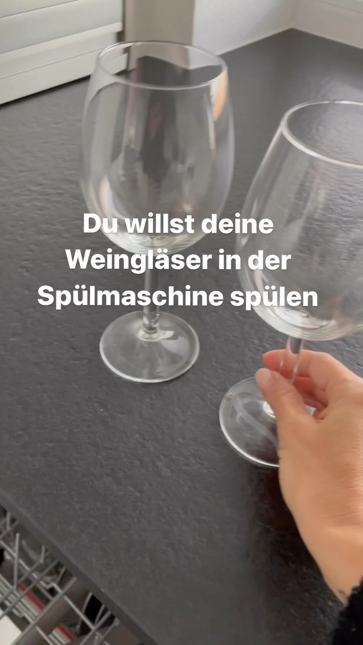 Du willst deine Weingläser in der Spülmaschine spülen aber irgendwie kippen deine Gläser ständig um und haben keinen Halt? Dann habe ich einen Tipp dafür ☺️ Wie? Schau dir am besten einfach mein Reel