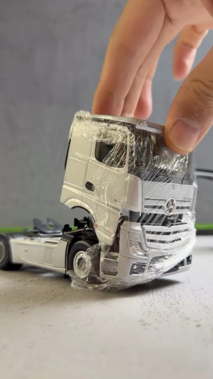 Unboxing 1:50 Mercedes-Benz Actros truck with container trailer by