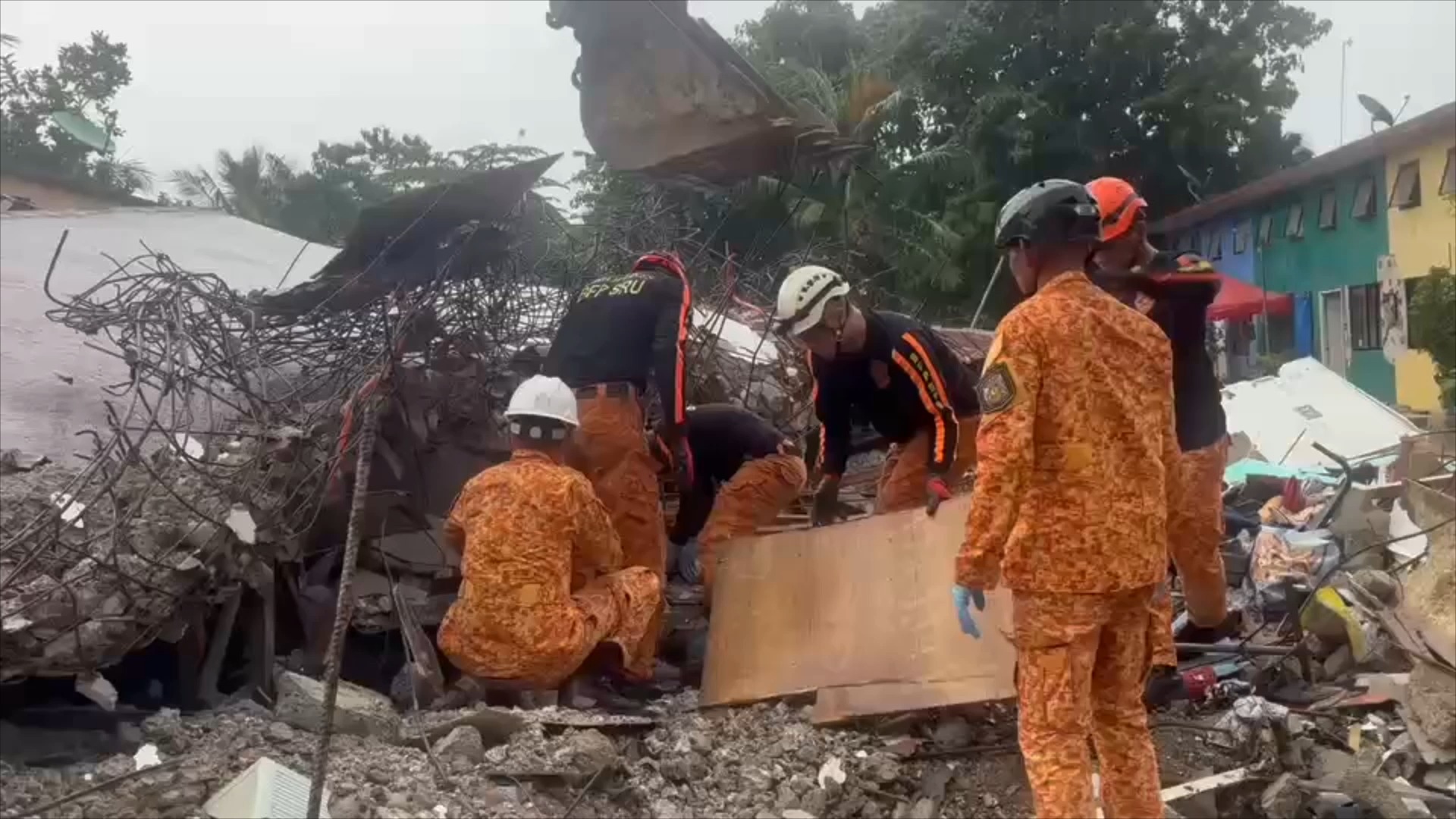 Katawan ng biktima ng lindol sa Cebu maingat na na-retrieve ng mga ...