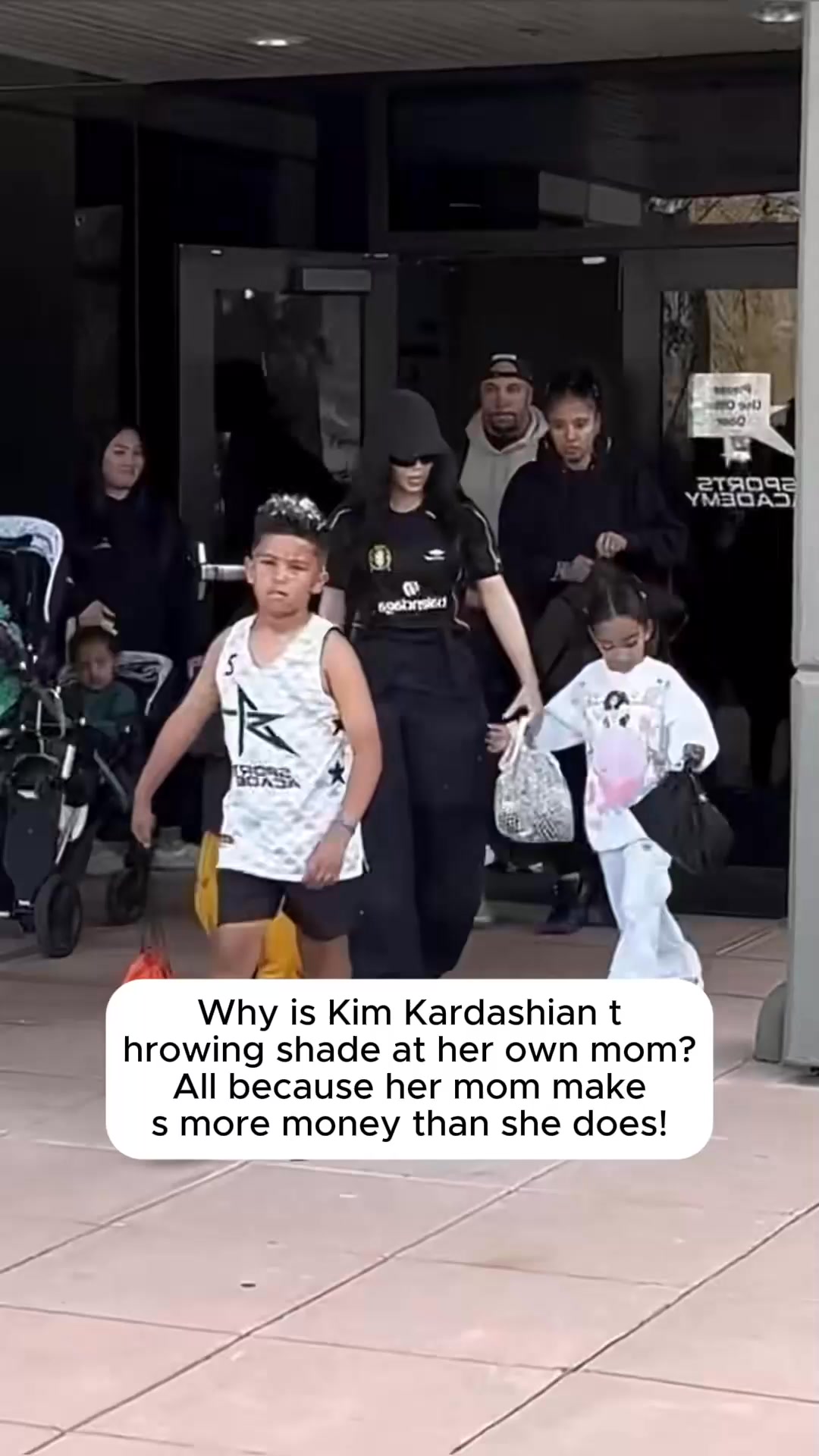 Why is Kim Kardashian throwing shade at her own mom？All because her m ...