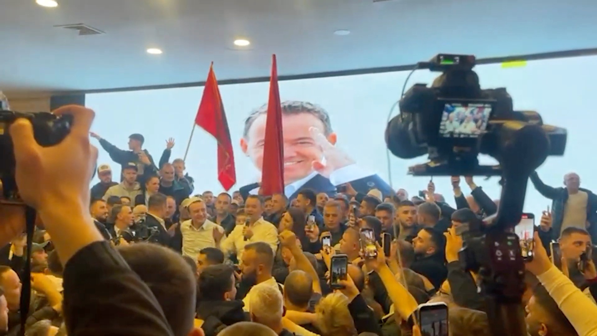 Hoxhe Feim Dragusha; Pse Nana Terez u varros me Flamur te Kalkutes a ...