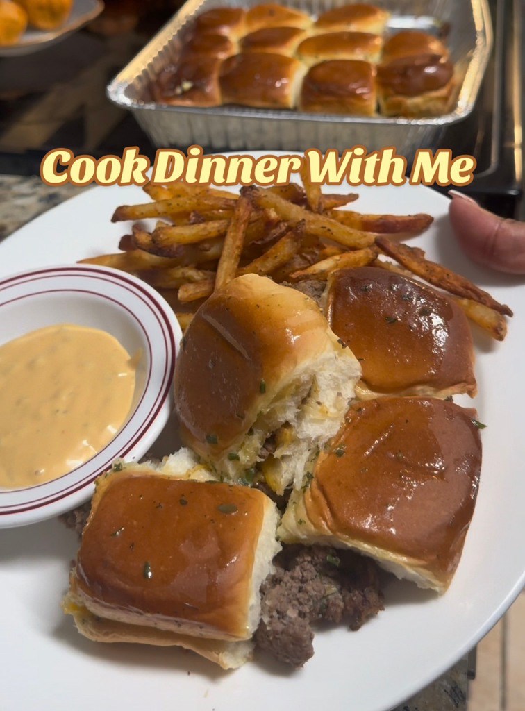 I loveeeee a quick easy dinner! 🥰 My hubby requested Hamburger sliders ...