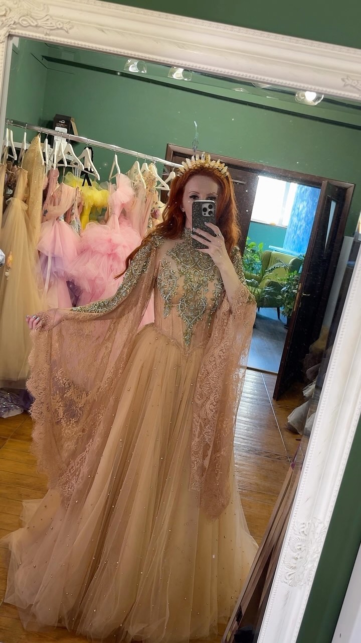 We're obsessed with this dress—Stevie Nicks vibes and a perfect flowy glow! 😍 feat. @alisometimeslookscute on Instagram https://bit.ly/3fo9FkA