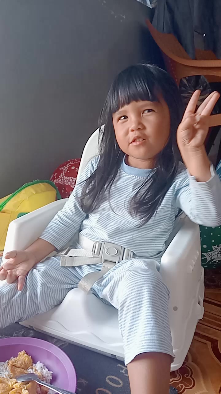Mau aku wawancarai dulu bujing bujing ini, Asyiiik kali yang bungkus ...
