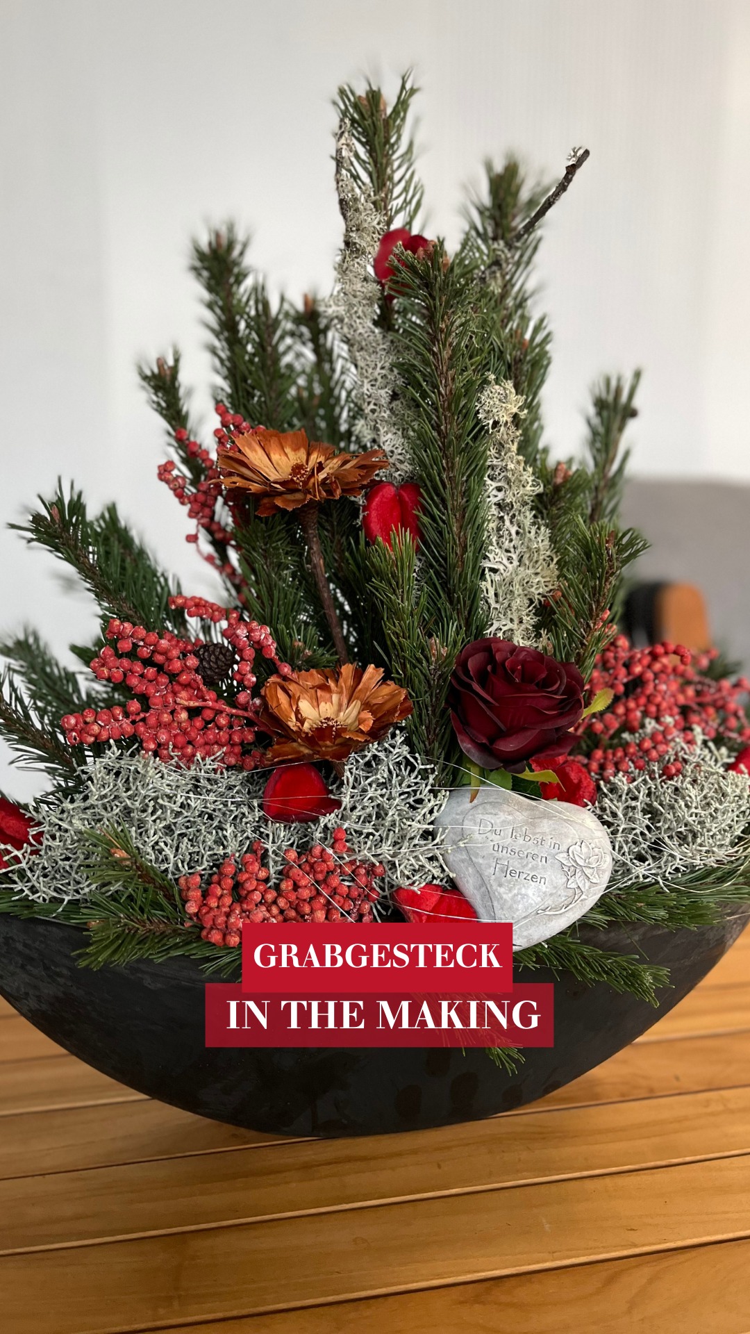 🕯️ Inspiration für stilvollen Grabschmuck: Unsere Floristinnen zeigen euch, wie das “Grabgesteck in Liebe” entsteht – handgefertigt mit feinen Details wie Rosen, Asparagus-Ranken und zarten