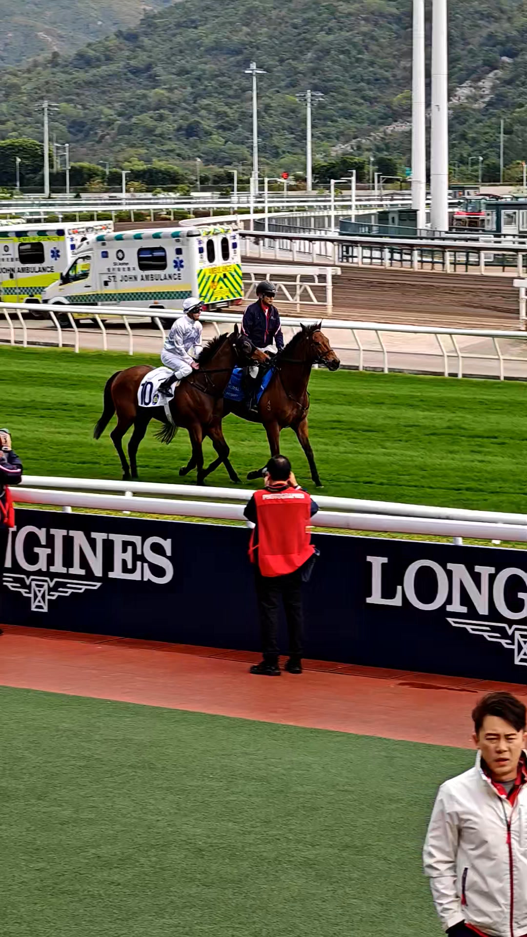 🇭🇰 Zac Purton is on the board early on HKIR day. A well timed aboard ...