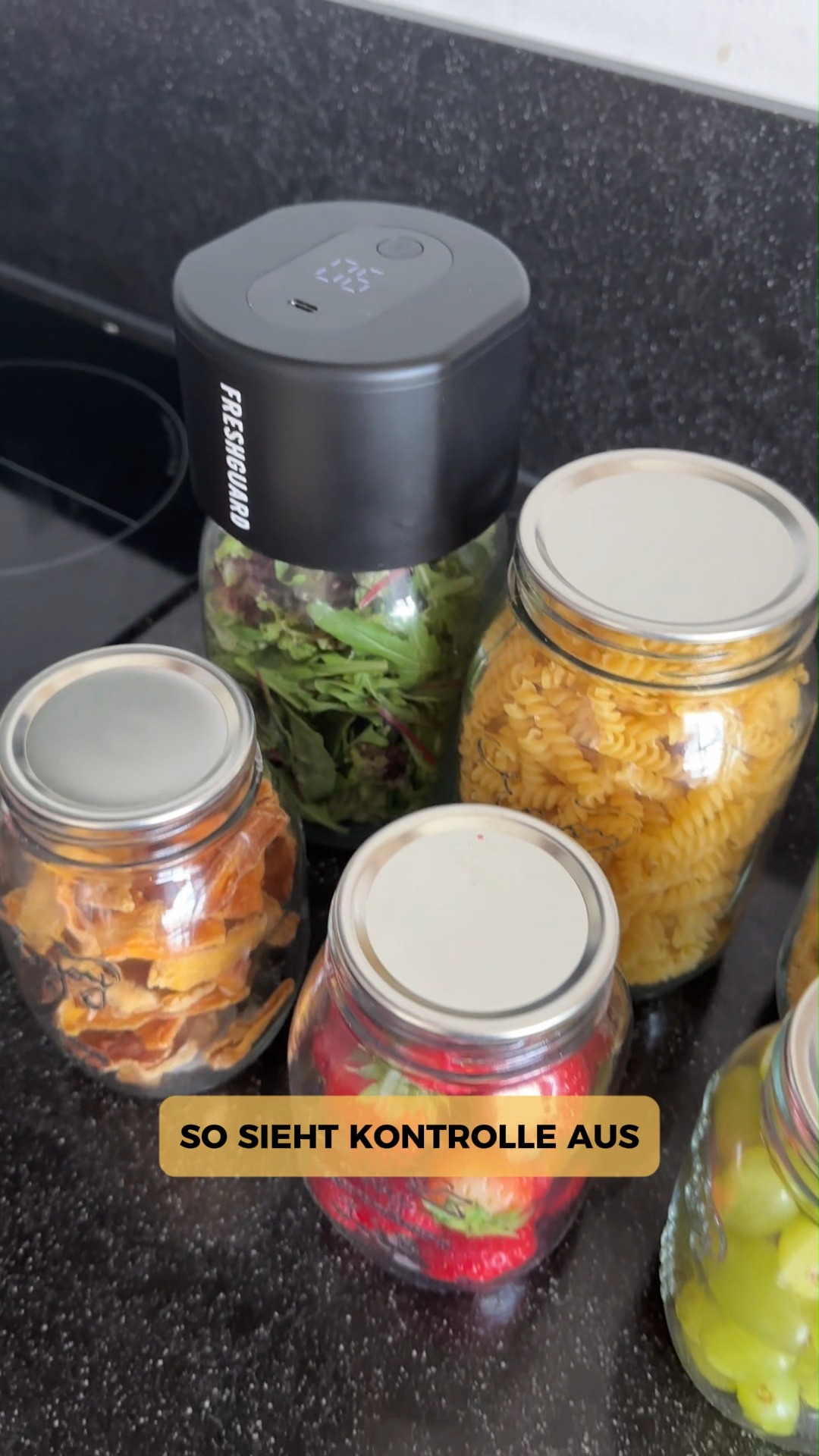 So fühlt sich Kontrolle in deiner Küche an., Weniger Luft bedeutet: Lebensmittel bleiben länger frisch., Ob Obst, Snacks oder Zutaten – alles behält länger seine Qualität., Das bedeutet weniger