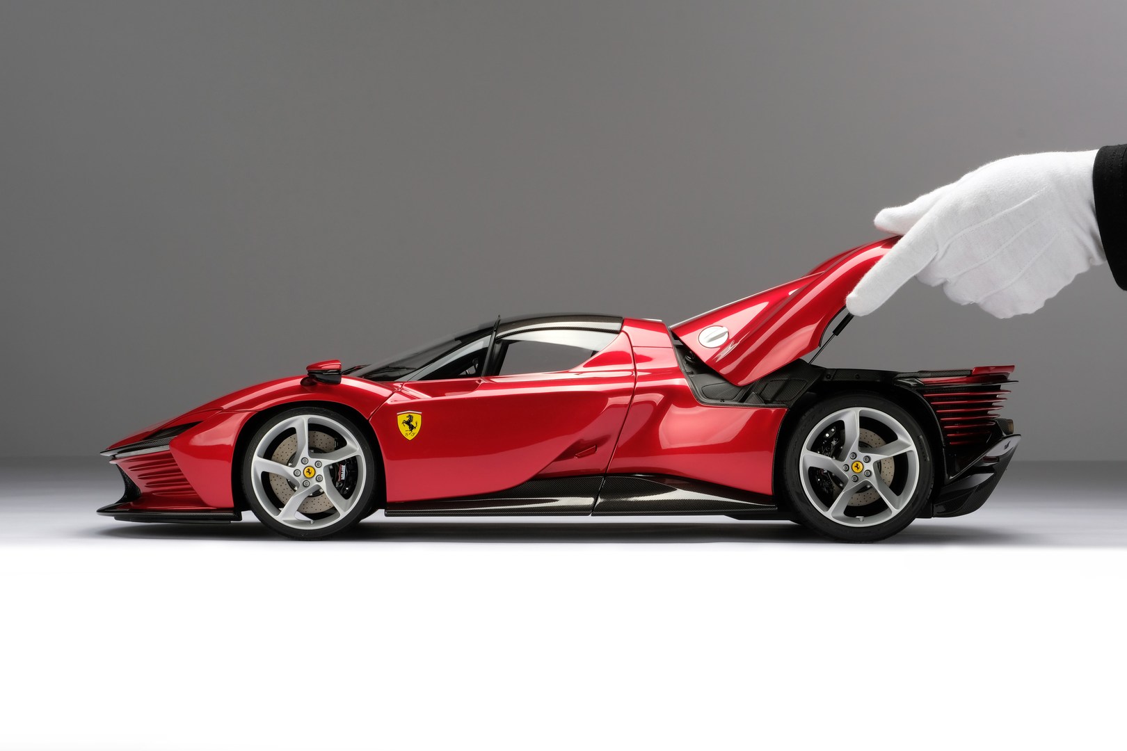 Delve into the exquisite details of the Ferrari Daytona SP3 at 1:8