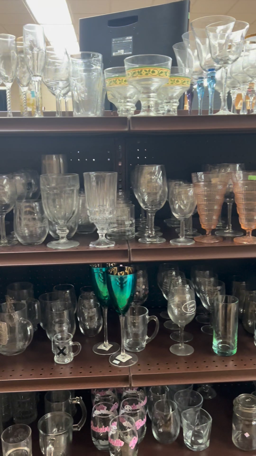 great finds! Grabbing anything my off these shelves????? Que piezas ...