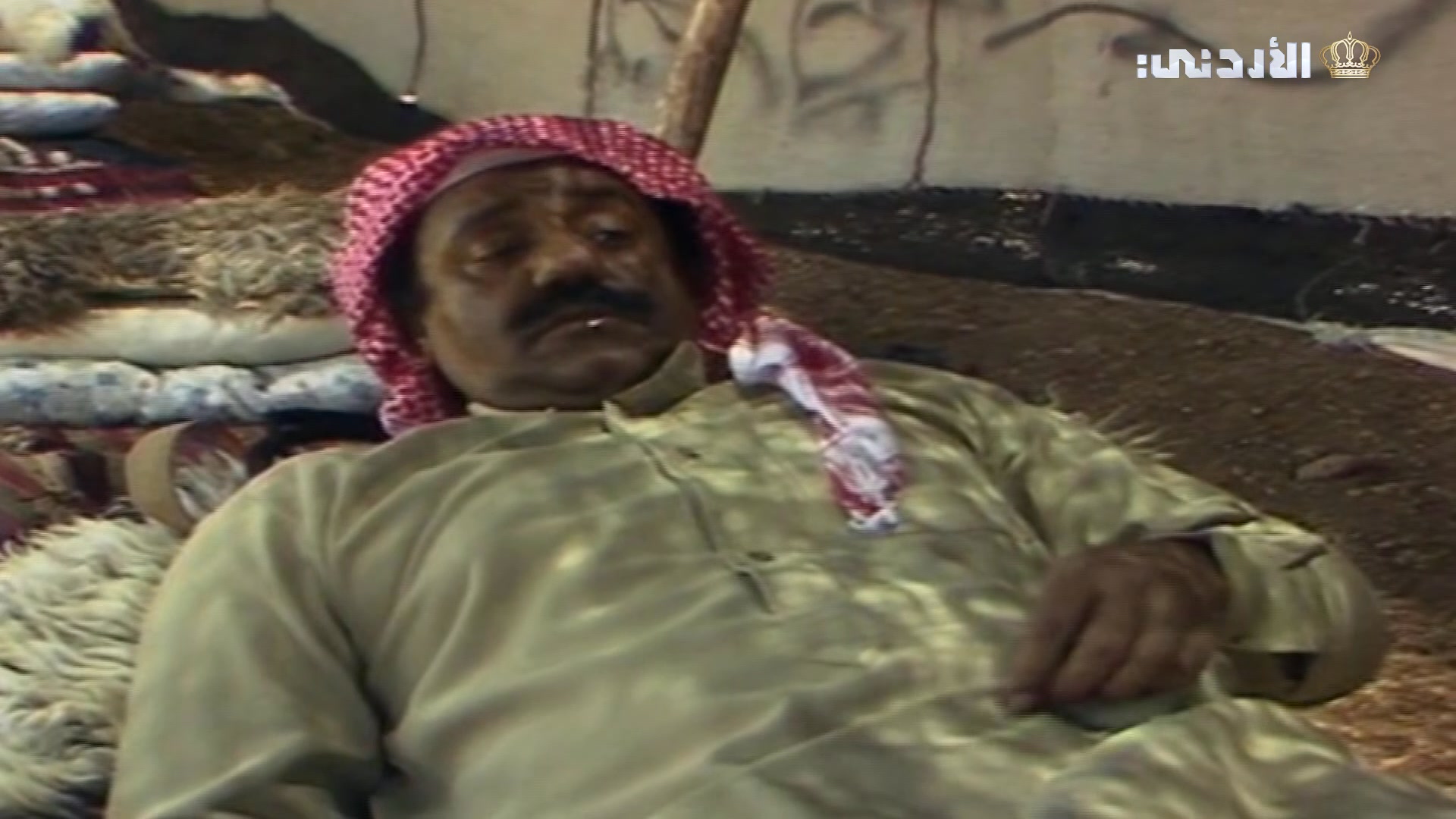 كل ما حدن تنحنح وكل ما هب الهواء تقوم تصب قهوة.. مطلق منكد ع سعن عيشته🥲 ...