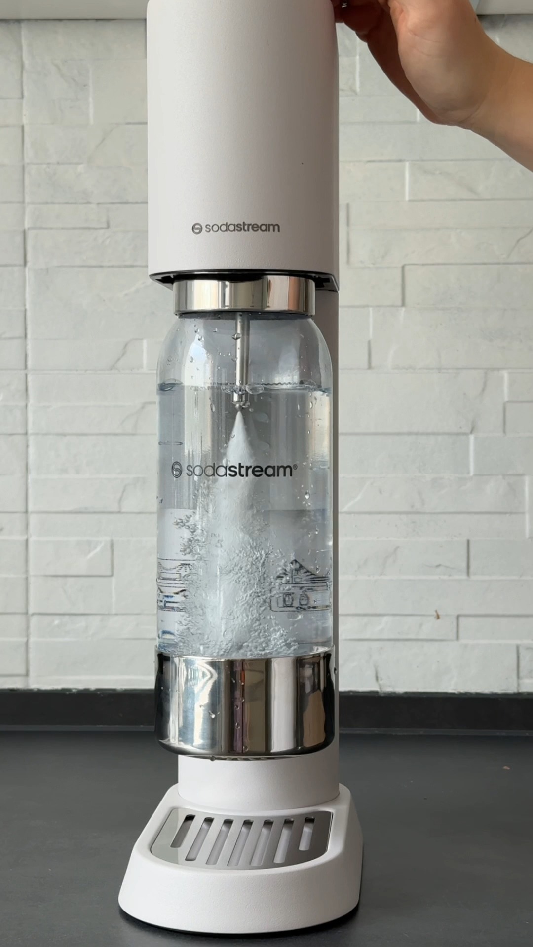 ✨ SodaStream, but make it aesthetic. ✨, Meet ENSO, den neuen Star unter unseren Wassersprudlern: Minimalistisches Design, mit maximalem Impact., Stay tuned for more 🤫, #ASMR #ENSO #cominginhot